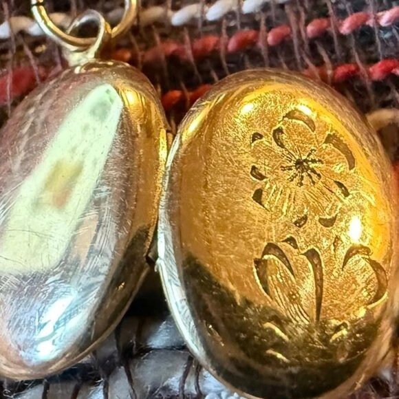 Jewelry - Vintage 12 K Gold Filled Locket -  Oval Shaped